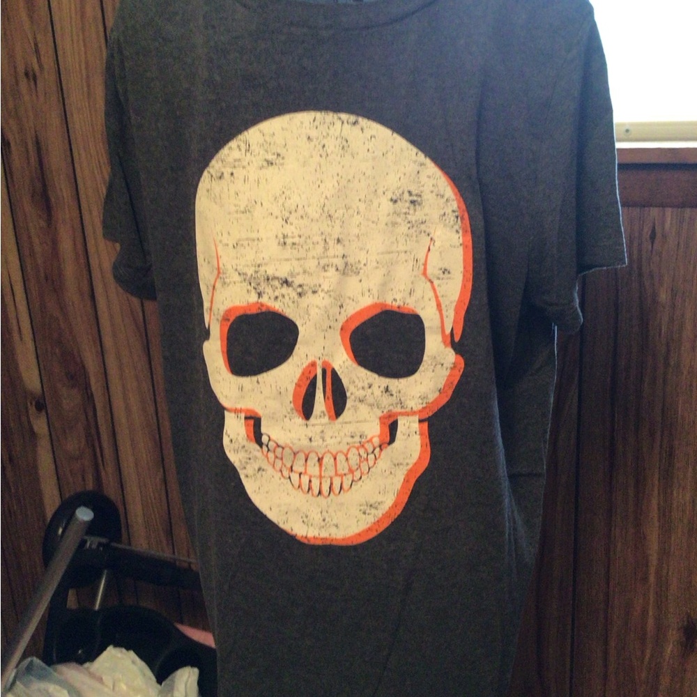 Gray Skull Graphic Tee